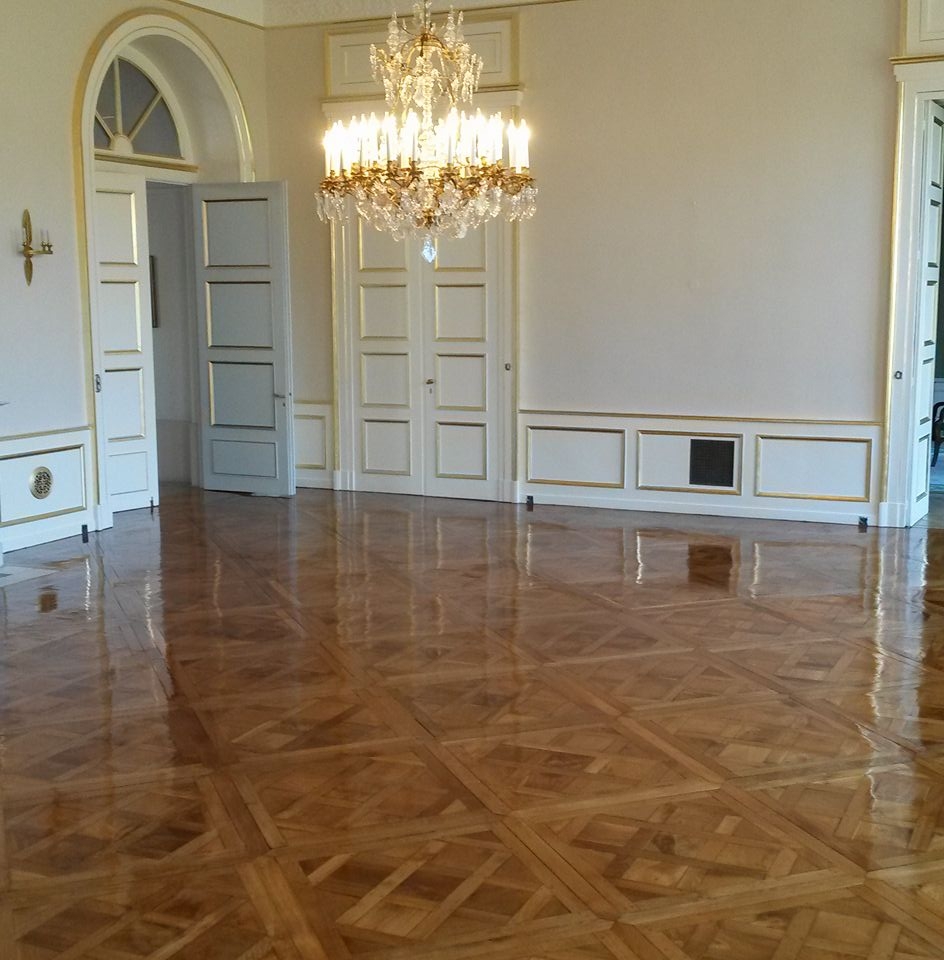 PREFECTURE D’EPINAL. Restauration panneaux versailles, pon&ccedil;age, huilage. Saint-Di&eacute;-des-Vosges