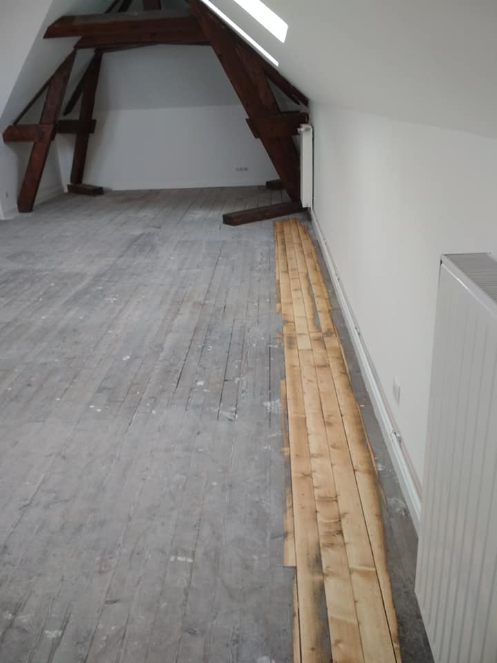 LUNEVILLE. Restauration vieux plancher sapin dans un grenier. Remiremont