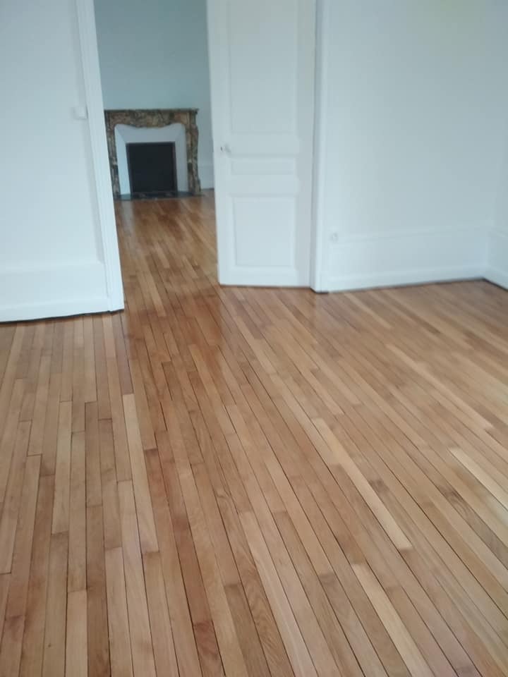 Restauration parquet ch&ecirc;ne ancien recouvert de ragr&eacute;age et moquette. Luxeuil-les-Bains