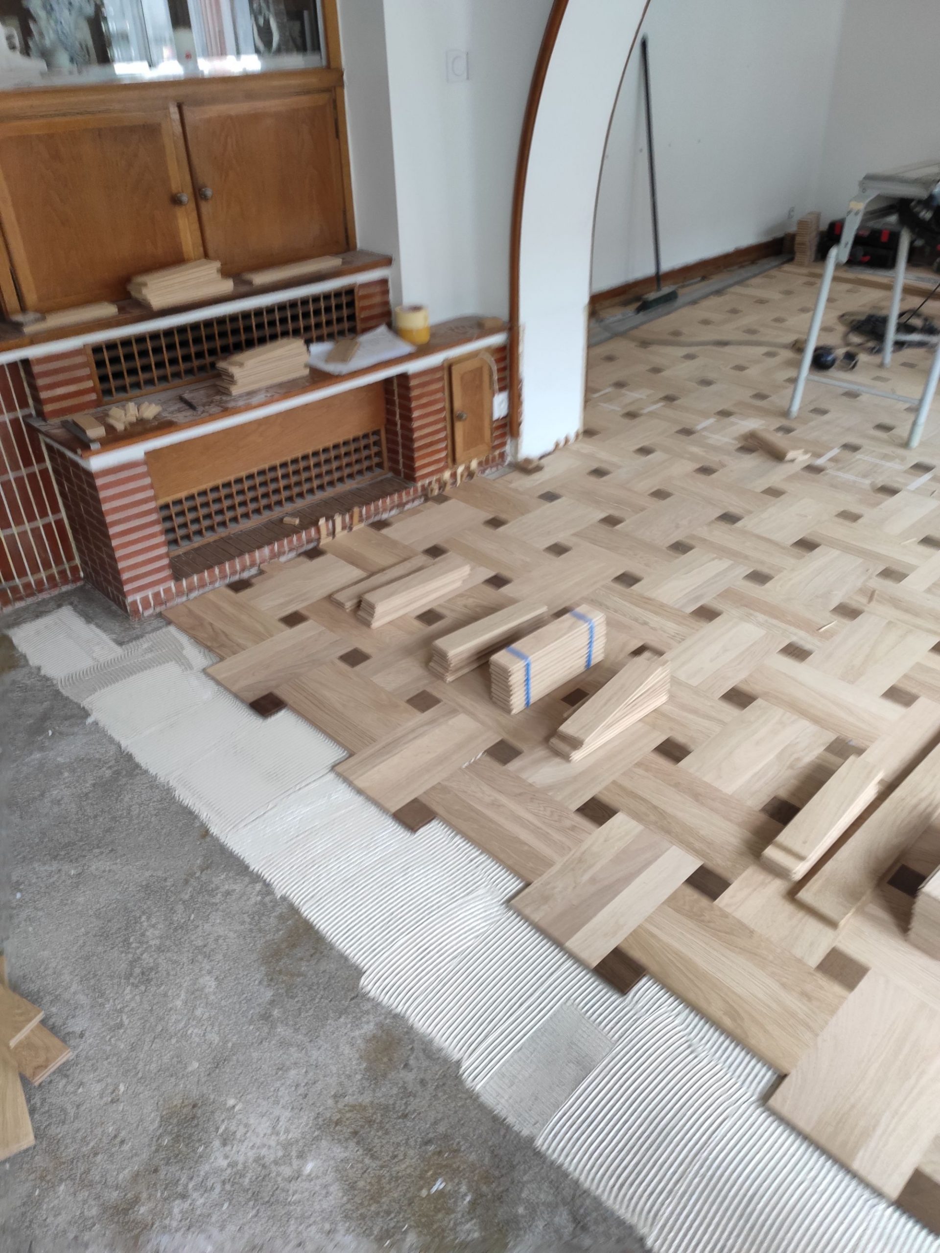 Pose coll&eacute;e 15mm chene et cabochon chene motif sans fin de la parqueterie Beau Soleil.   SAINT DIE DES VOSGES Golbey